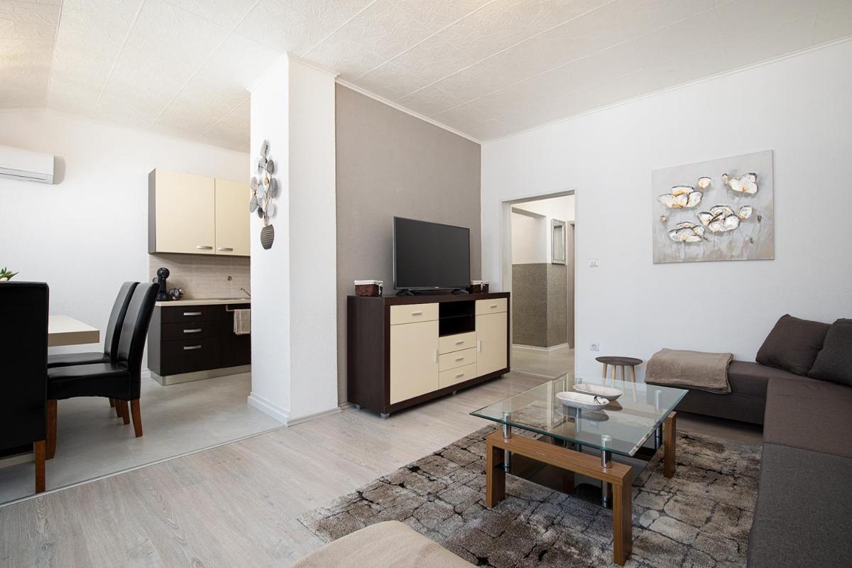 Apartment Aston Pula Exterior photo